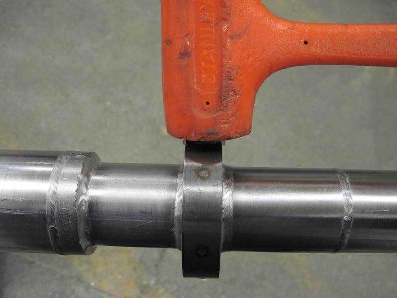 Assembling a vacuum-insulated pipe bayonet fitting during installation